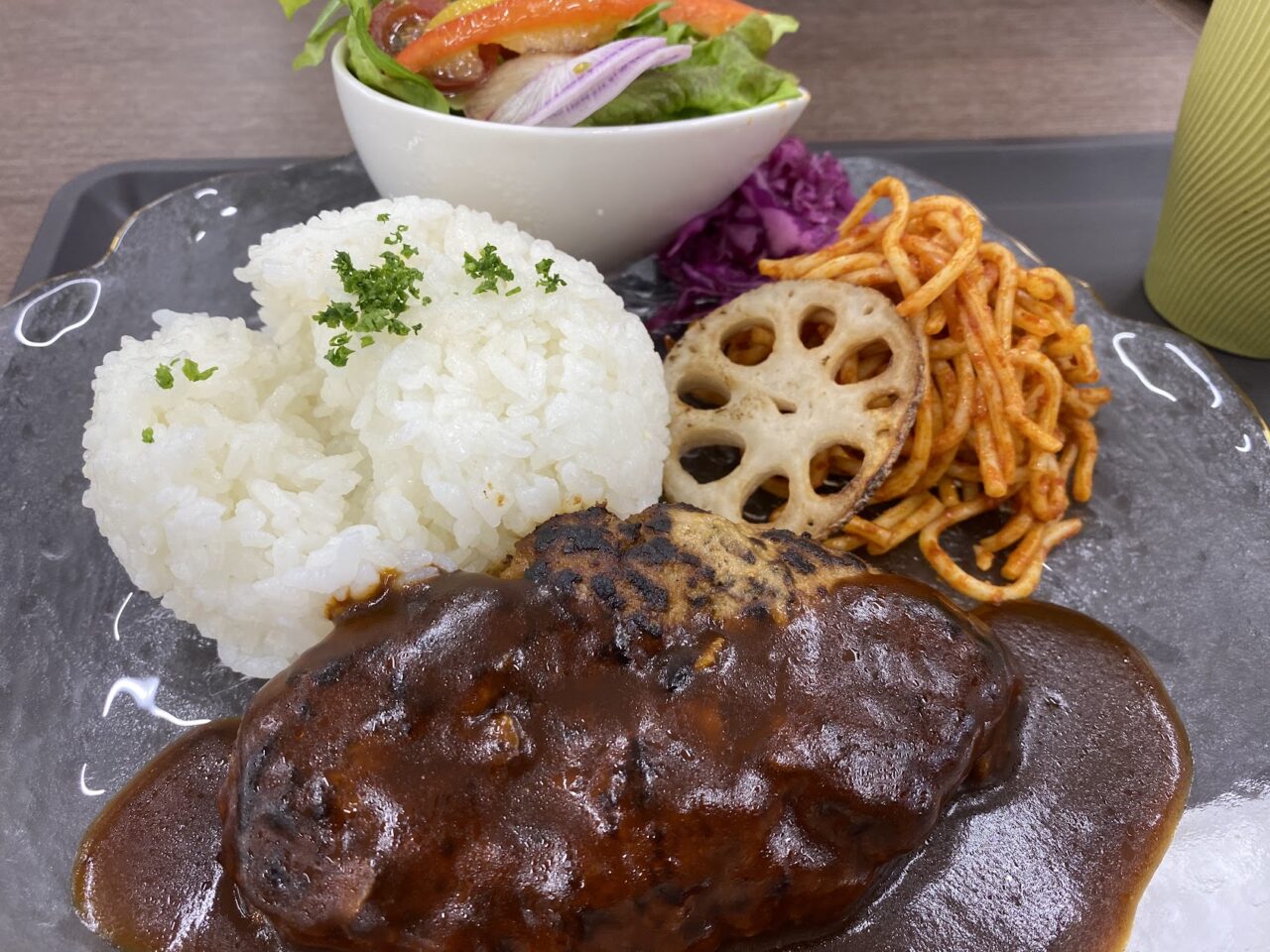 「PREgo」の人気メニューのハンバーグ