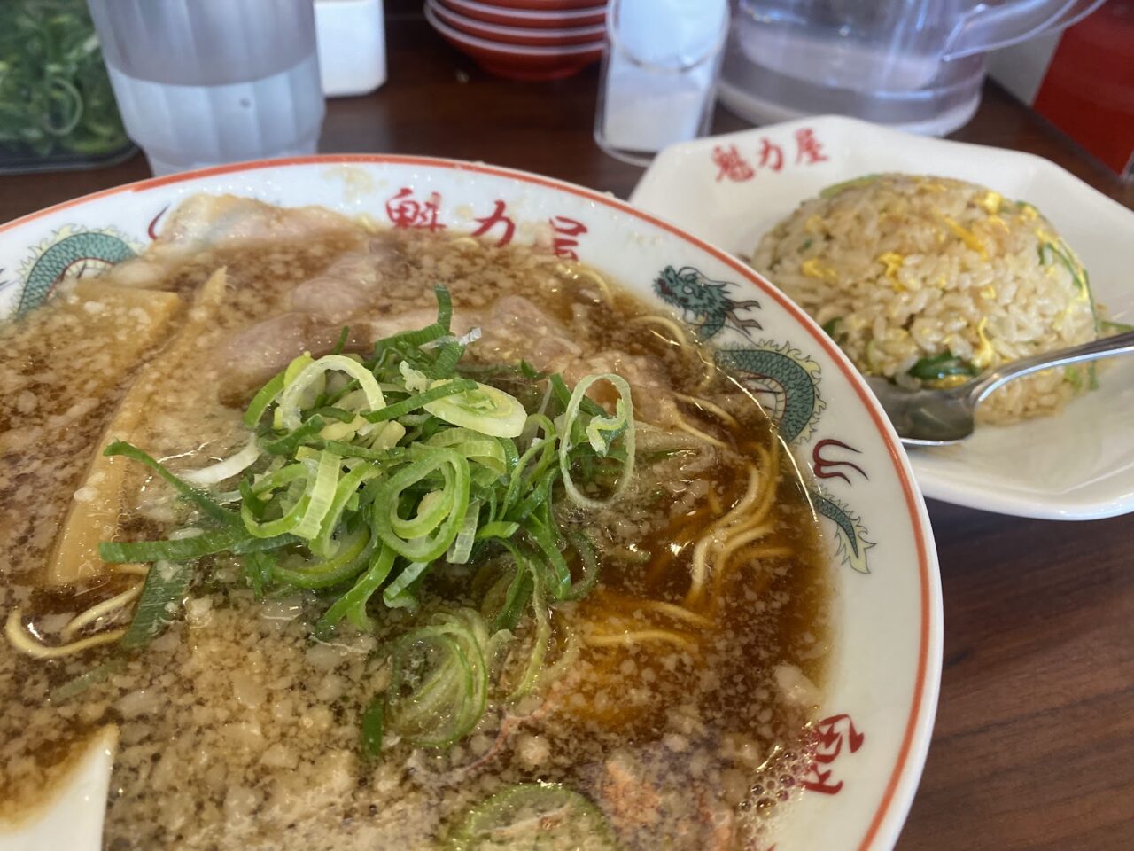 「ラーメン魁力屋」の醤油ラーメンと焼きめし