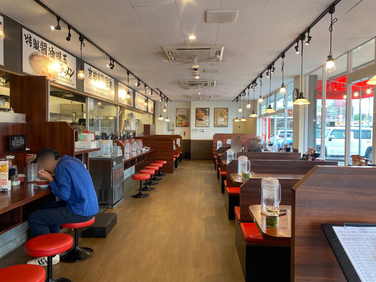 「ラーメン魁力屋」の内観