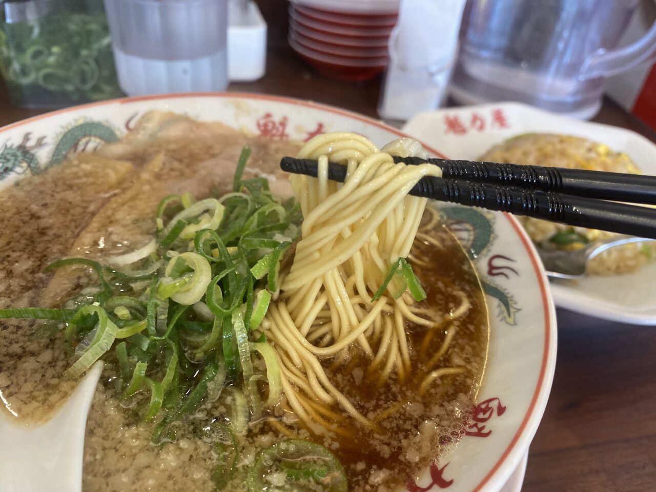 「ラーメン魁力屋」の醤油ラーメンと焼きめし