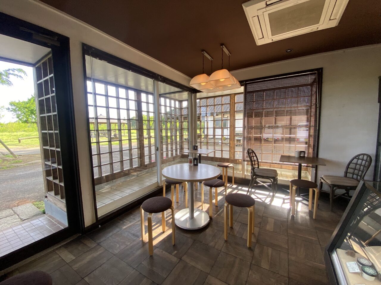 「四万騎農園」併設の店舗の店内