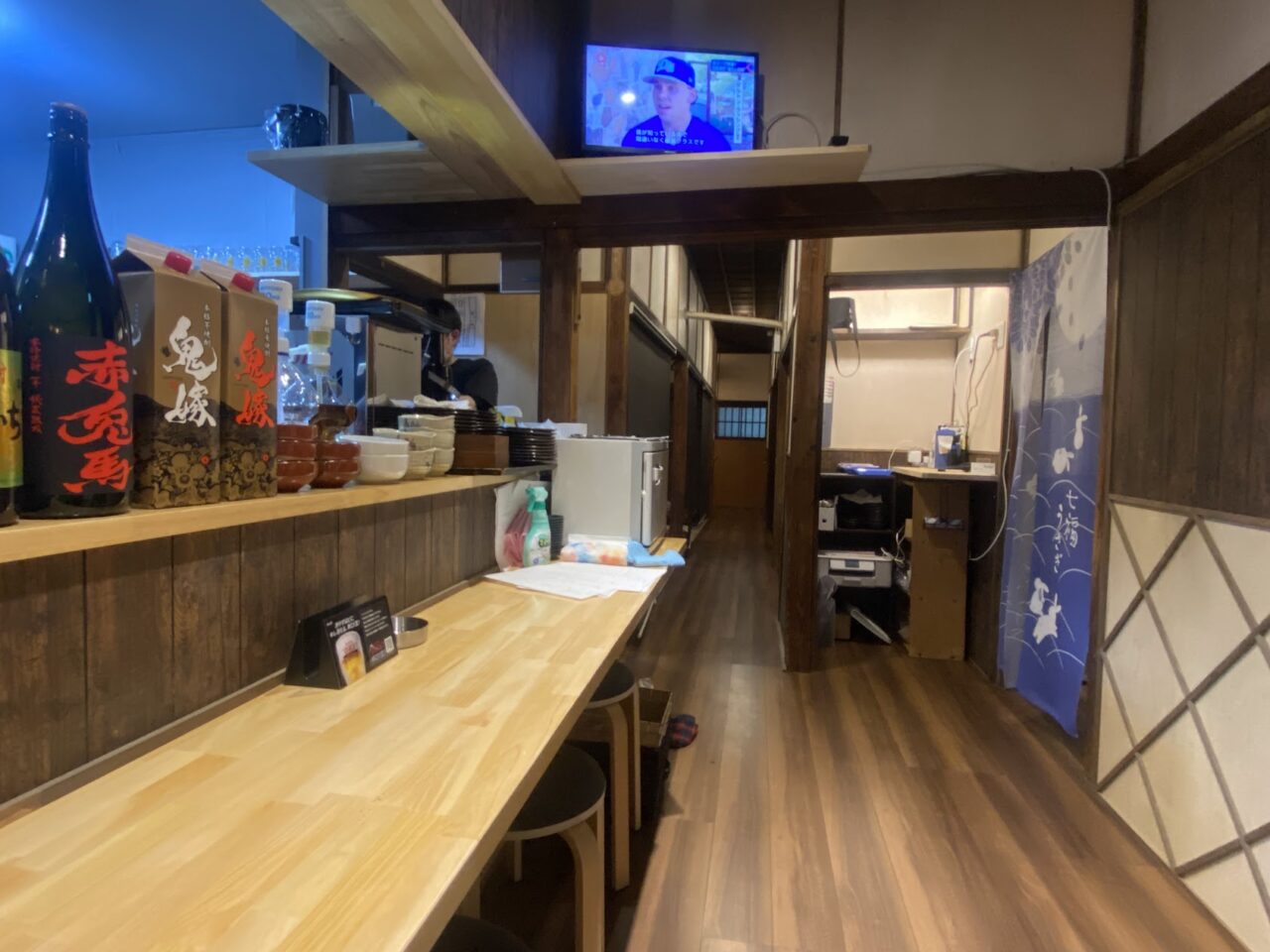 居酒屋「ぜろいち」のカウンター席の様子