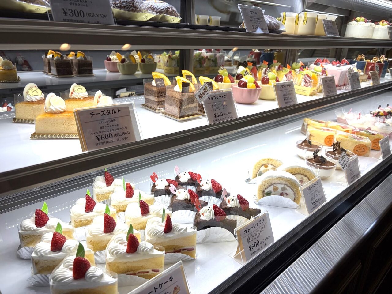 「シャノワール」の仮店舗のケーキショーケース