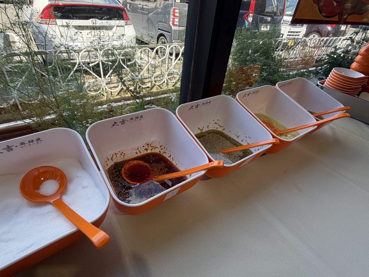 「大吉麻辣湯」の調味料コーナー