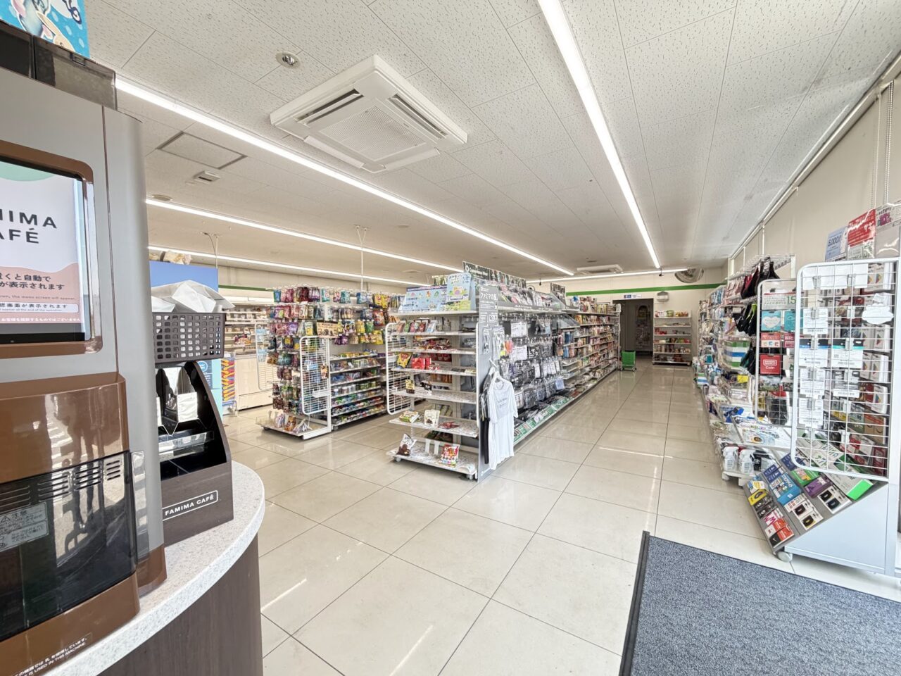 「ファミリーマートかすみがうら上土田店」店内