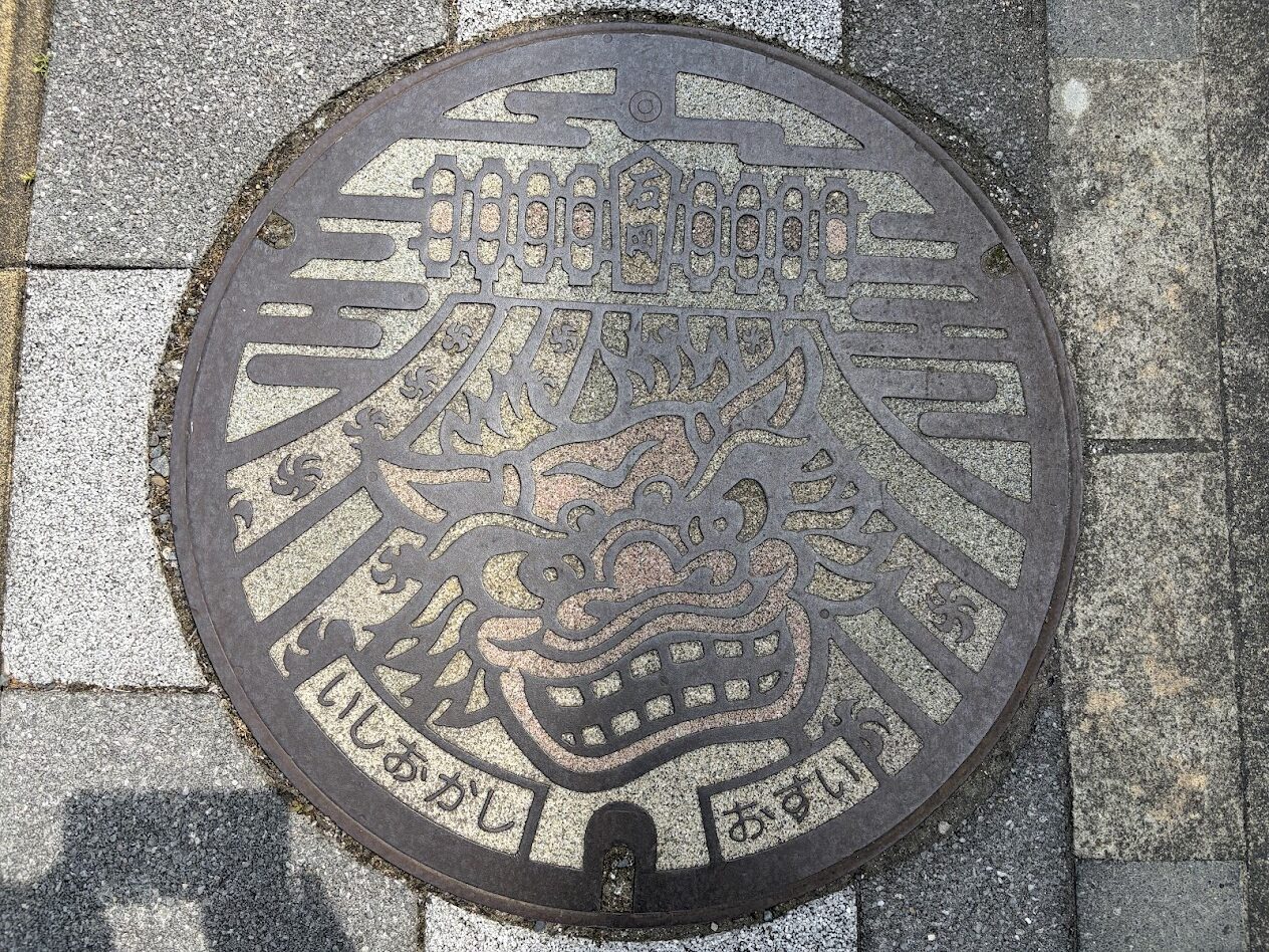 幌獅子が描かれたマンホール蓋