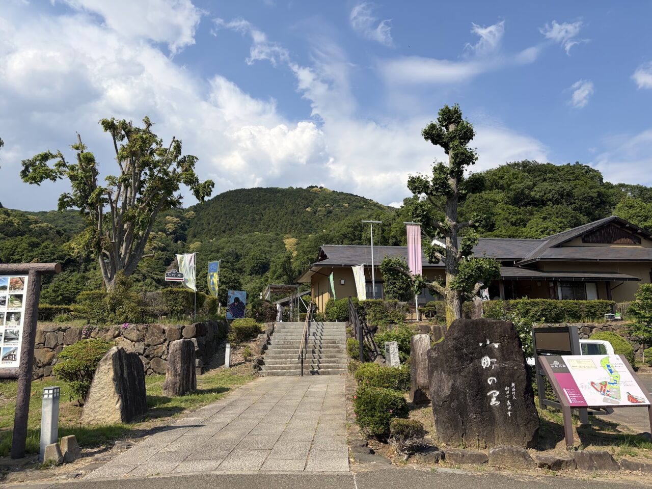 「そば処小町庵」の入店する小町の里