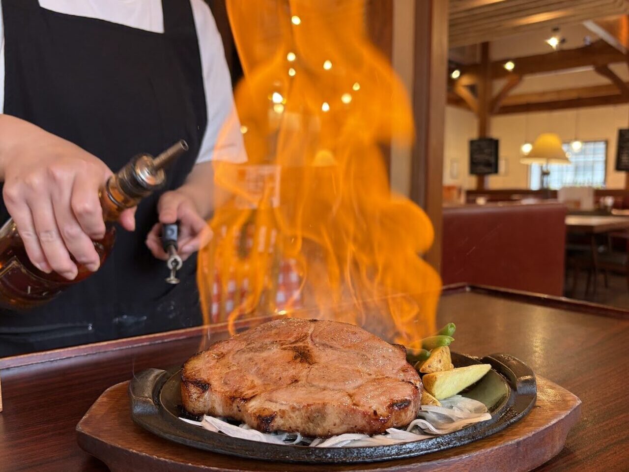 だい食堂の燻製メガポークステーキ