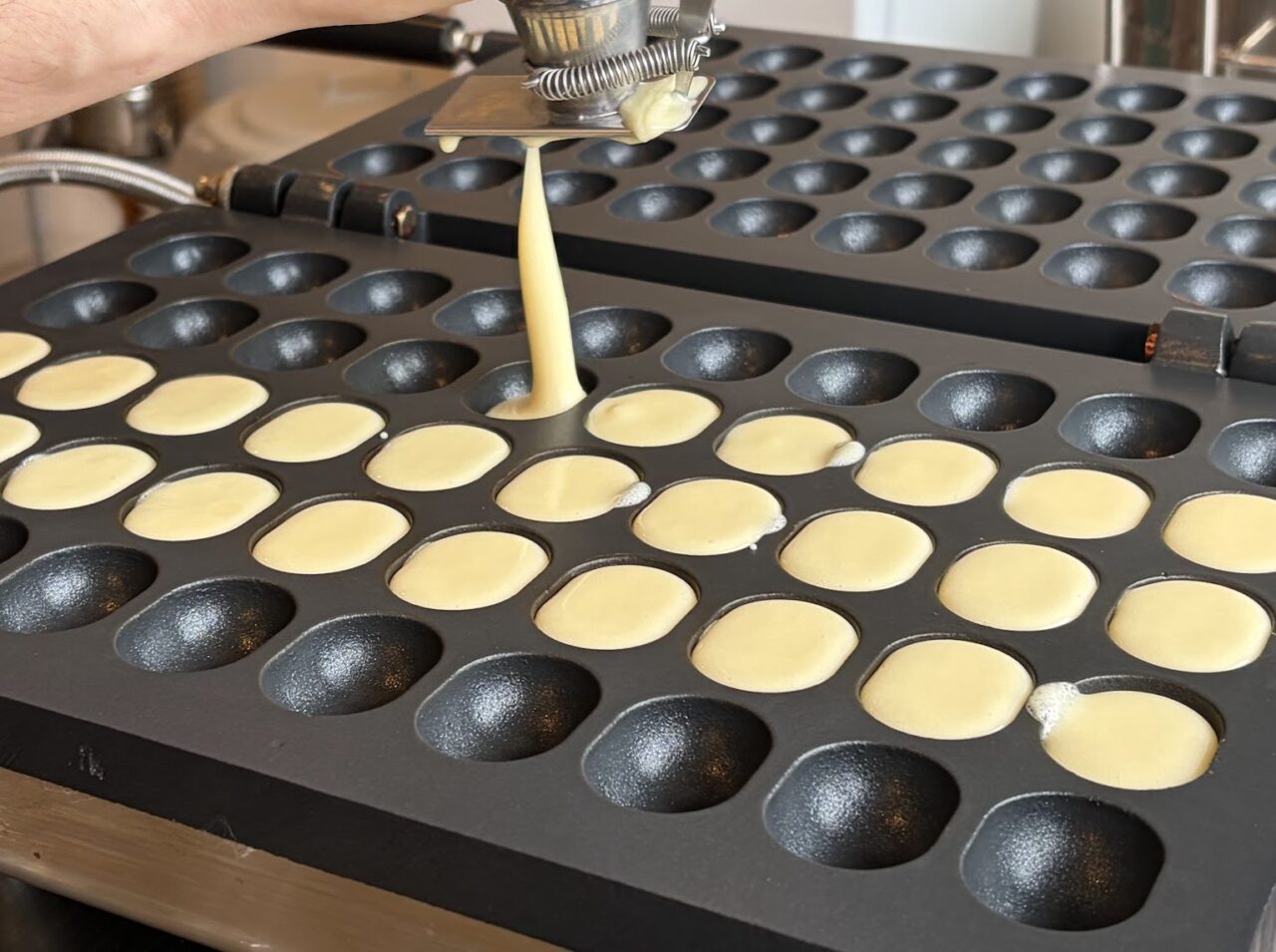 ベビーカステラカーズのベビーカステラ製作シーン