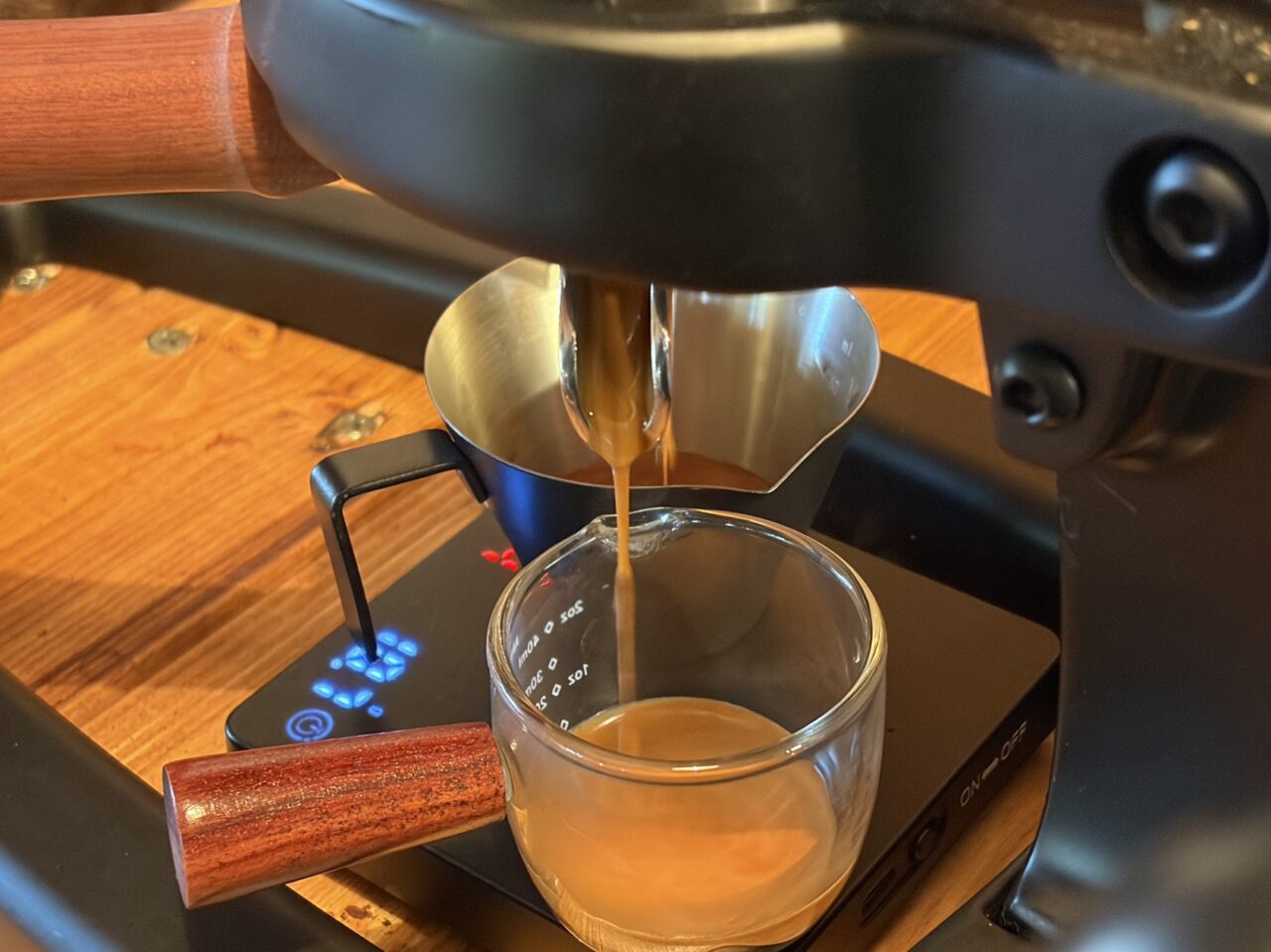 踊り場。のコーヒーを入れている様子