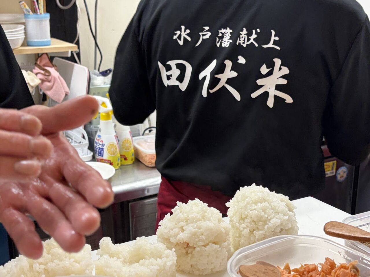 お結び鈴の調理シーン