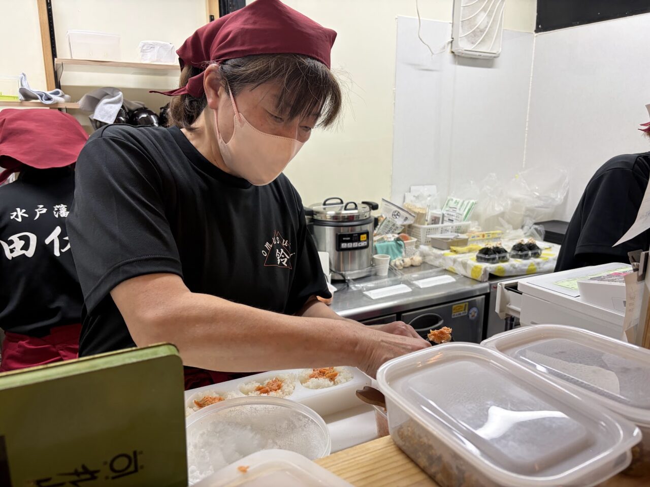 お結び鈴の調理シーン