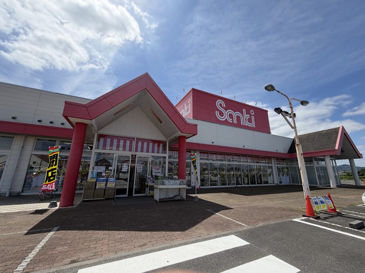 サンキ神立店の外観