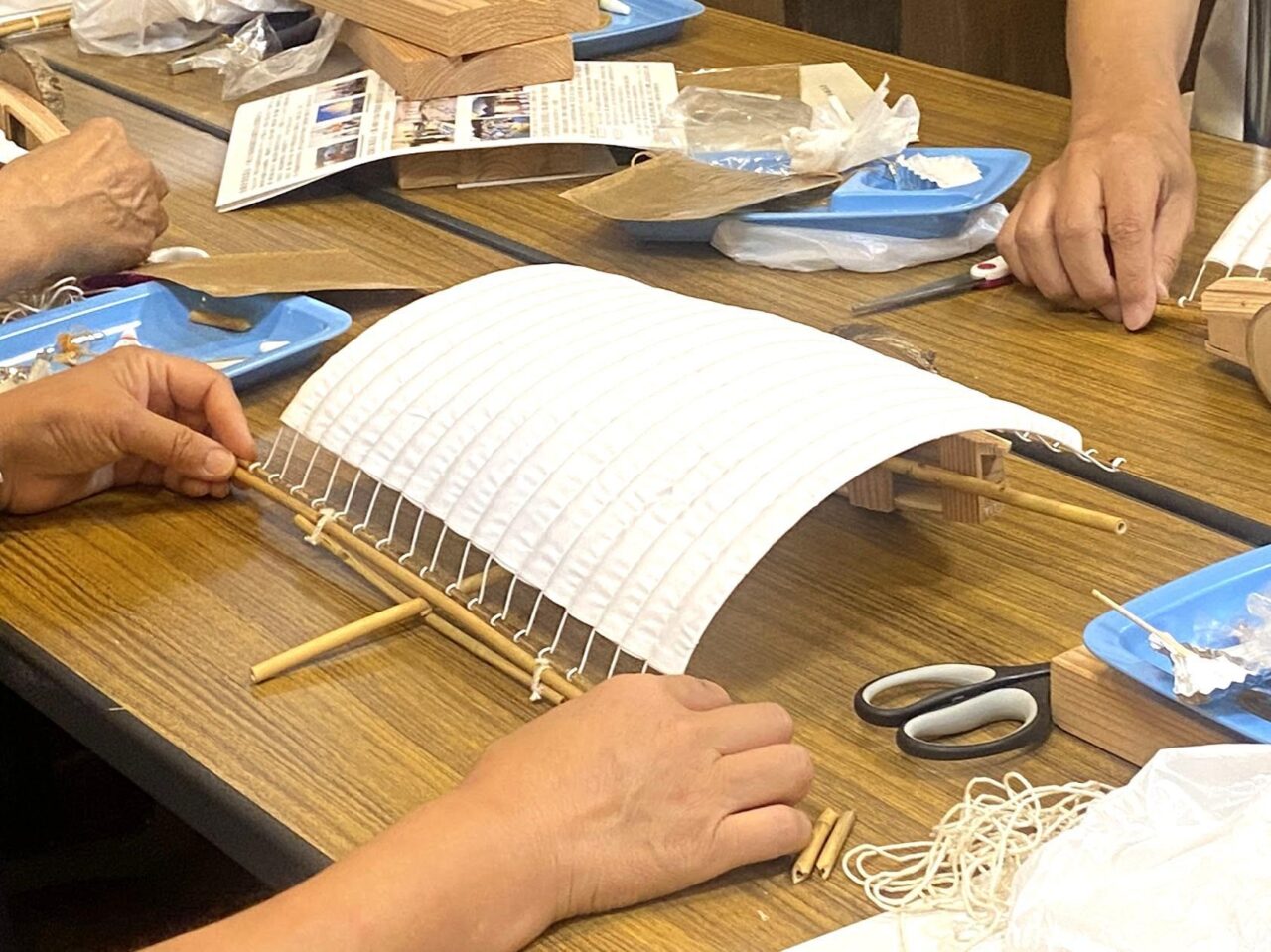 霞ヶ浦帆引き船模型工作教室の製作シーン