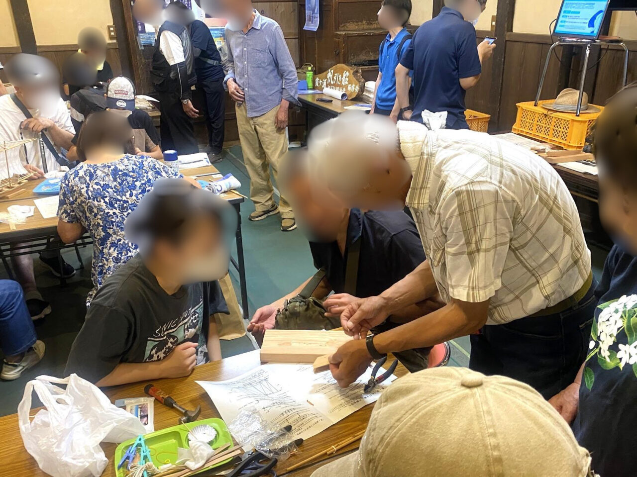 霞ヶ浦帆引き船模型工作教室の製作シーン