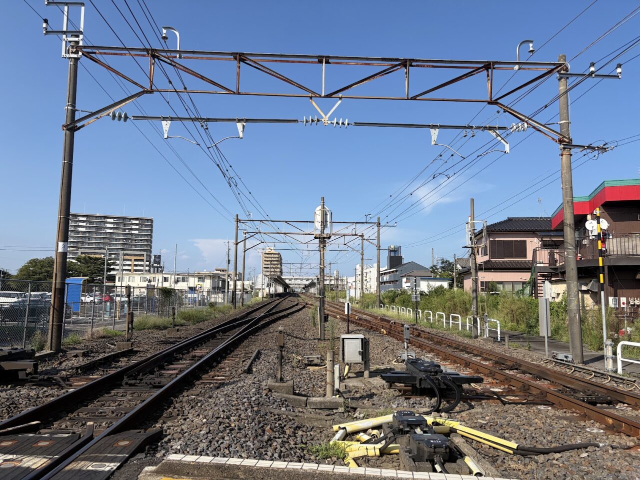 本郷道踏切からJR荒川沖駅
