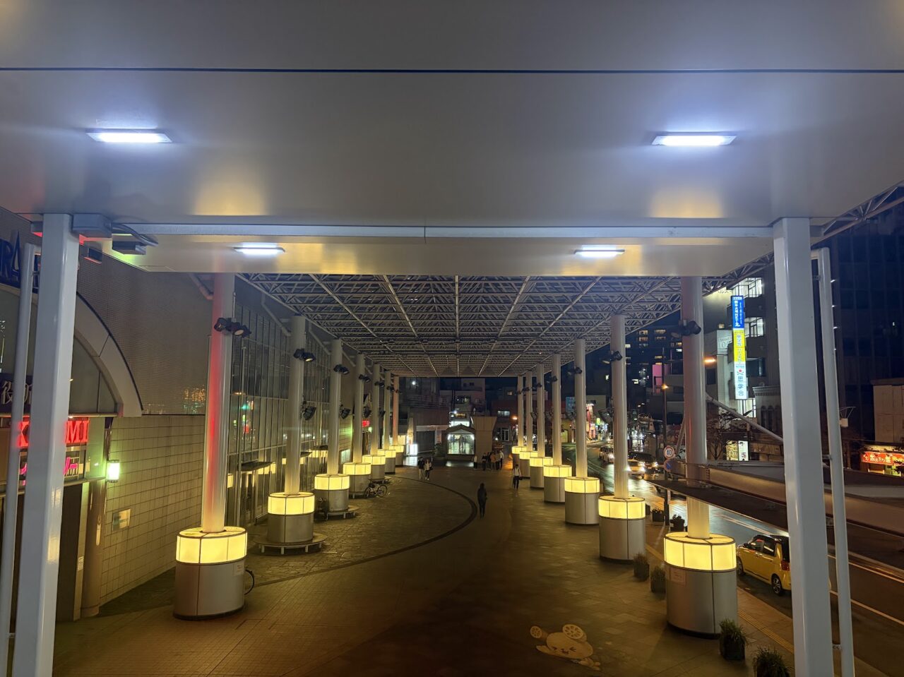 ライトアップされたうらら大屋根広場