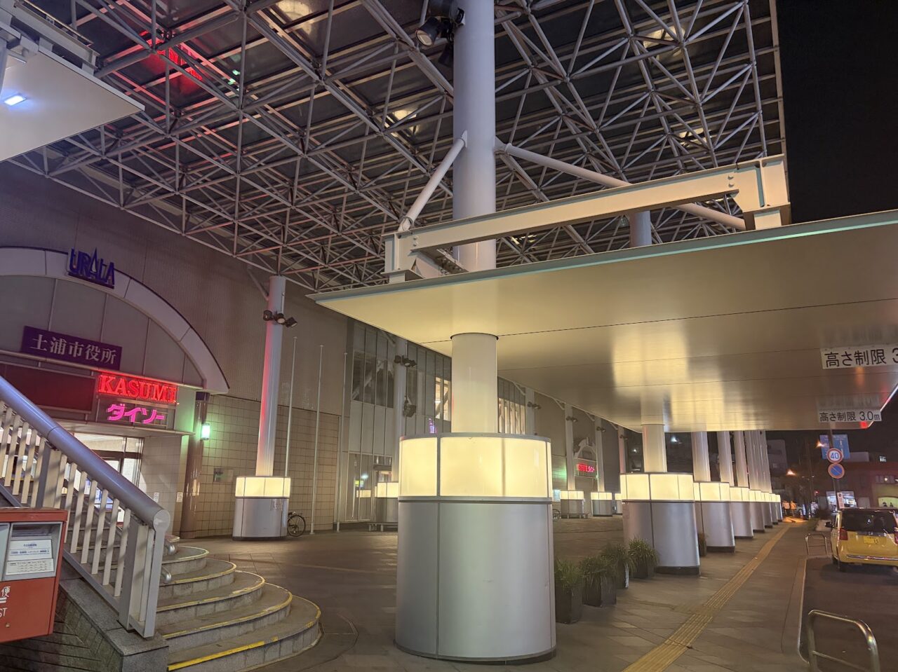 ライトアップされたうらら大屋根広場